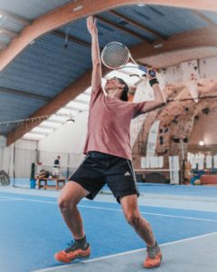 hombre jugando tenis