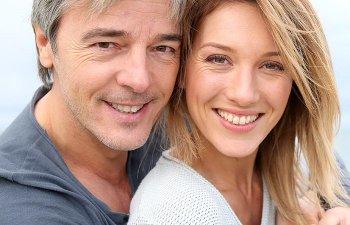 feliz pareja de mediana edad abrazándose